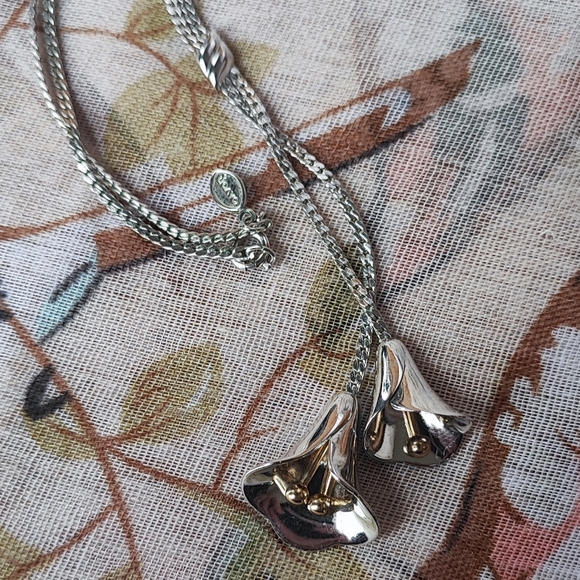Highly Polished Silver and Gold Tone Dual Calla Lily Signed Avon Necklace EUC - Picture 5 of 10